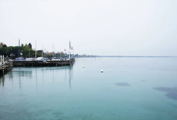 Niewielki port na brzegu jeziora — Zdjęcie stockowe