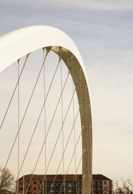 Mavi bulutlu gökyüzü köprü yapısı