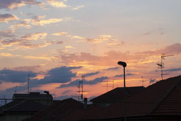 Ciel nuageux au coucher du soleil — Photo