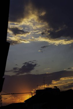 Günbatımı ve kasabada bulutlar