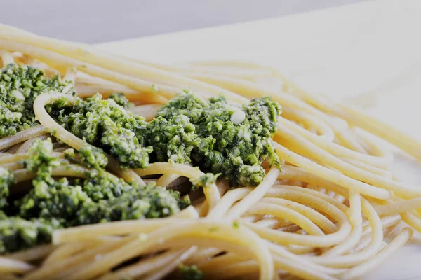 Spaghetti al pesto — Stock Photo, Image