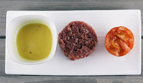 Carne crua com molho e tomate — Fotografia de Stock