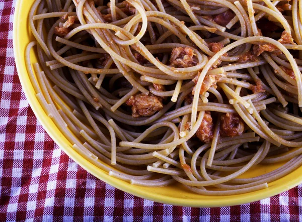 Espaguetis con atún —  Fotos de Stock