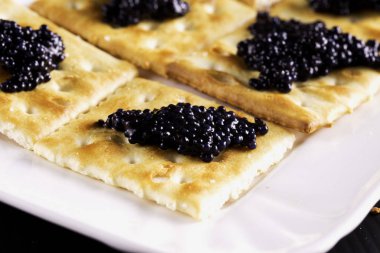 Havyar kraker üzerinde