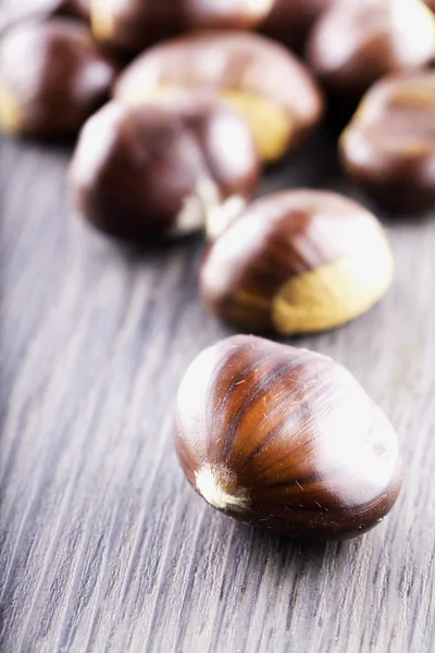 Châtaignes sur table en bois — Photo