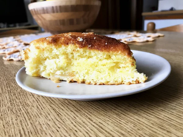 Срез торта поверх маленькой тарелки — стоковое фото