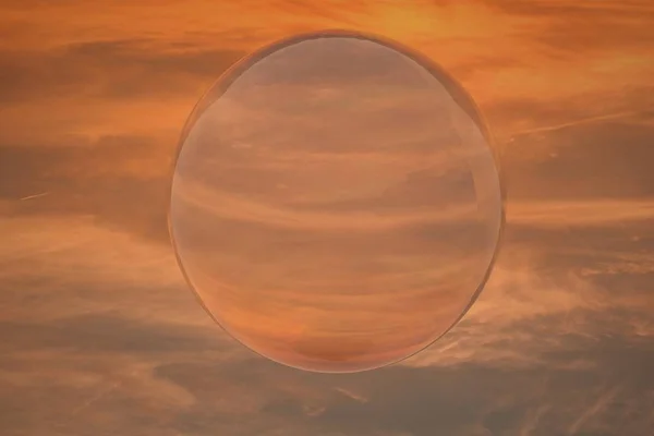 Esfera reflectante sobre el cielo del atardecer — Foto de Stock