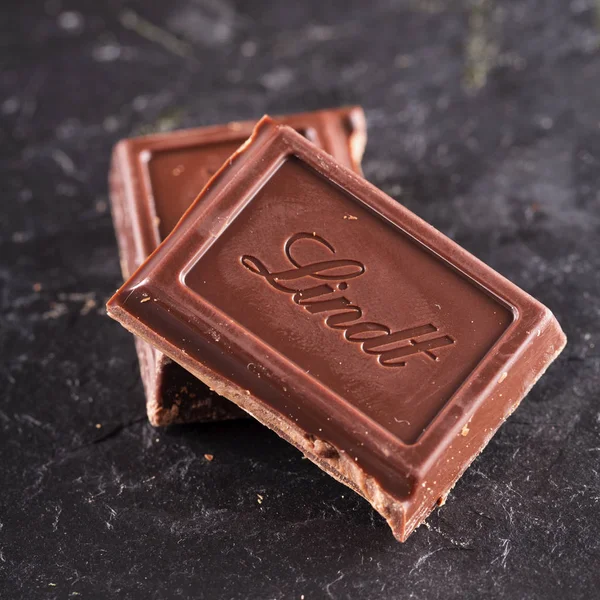 黒い石上 Lindt のチョコレート — ストック写真