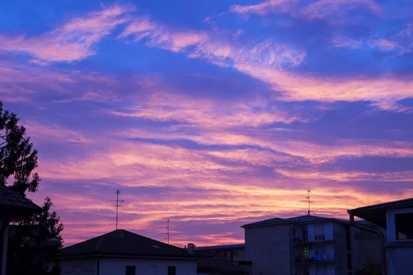 Luz do pôr do sol sobre a cidade — Fotografia de Stock