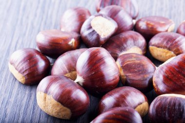 Ahşap masa üzerinde yayılan kestane