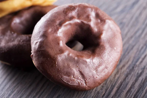 Donuts de chocolate de perto — Fotografia de Stock