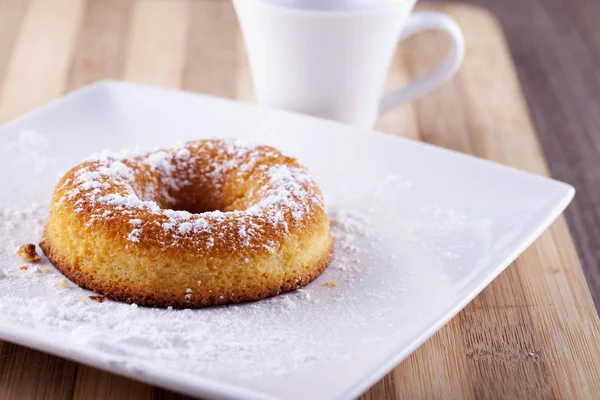 Donut com copo branco na parte de trás — Fotografia de Stock