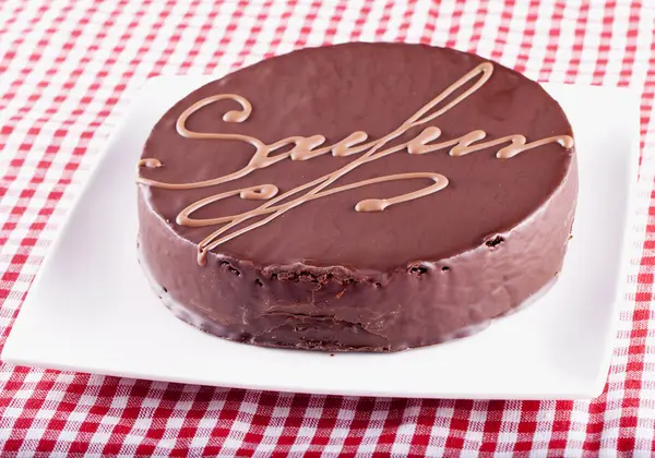 Sacher torte sobre pano branco e vermelho — Fotografia de Stock