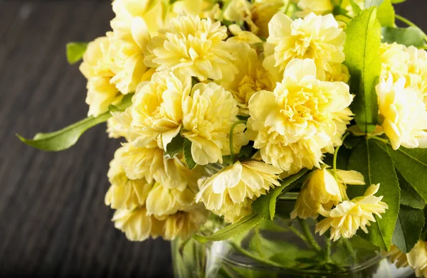 Chrysanthèmes jaunes en bocal en verre — Photo