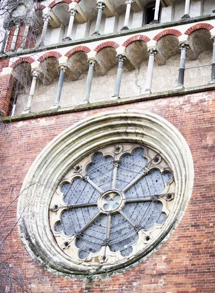 Bir Kilise Dikey Görüntü Yuvarlak Pencere — Stok fotoğraf