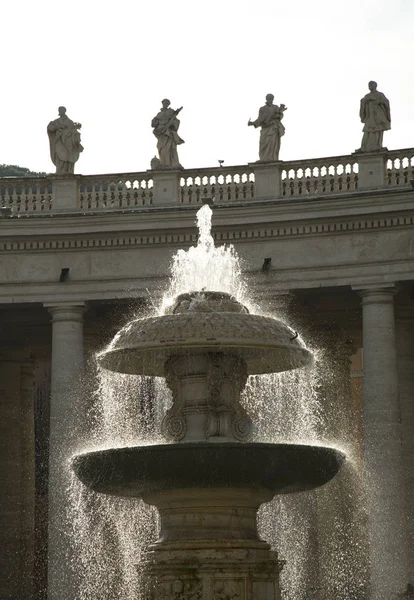 Fontána na náměstí svatého Petra v Římě — Stock fotografie