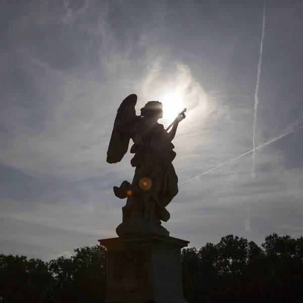Silhueta da estátua do anjo na reflexão da luz solar — Fotografia de Stock