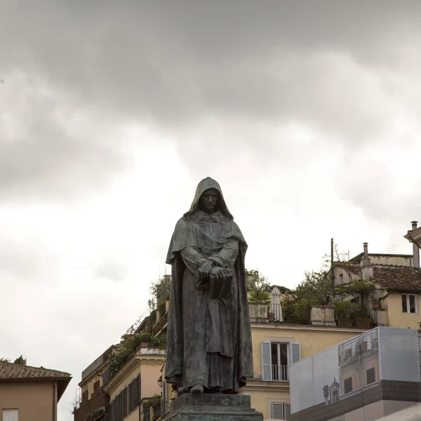 罗马Campo Fiori的Giordano Bruno雕像 在灰色的天空下 正方形的图像 — 图库照片