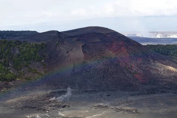 Rainbow mgły nad lawa pola Big Island na Hawajach — Zdjęcie stockowe