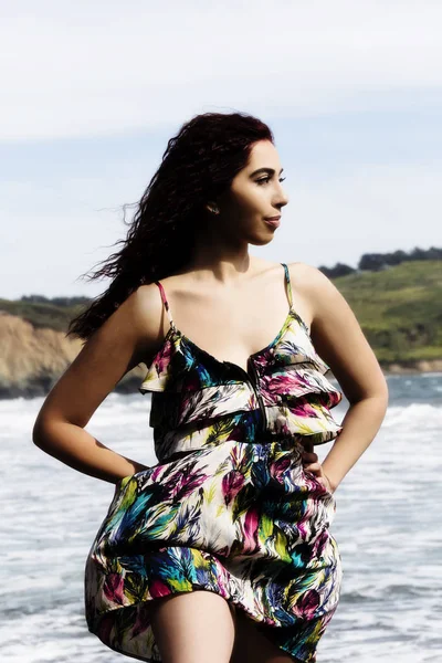 Latina kadın ayakta açık havada okyanus elbiseli — Stok fotoğraf