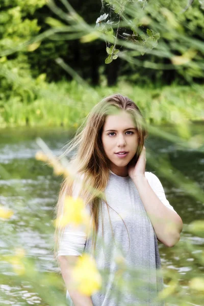 Nehir kenarında duran çekici beyaz Teen kadın — Stok fotoğraf