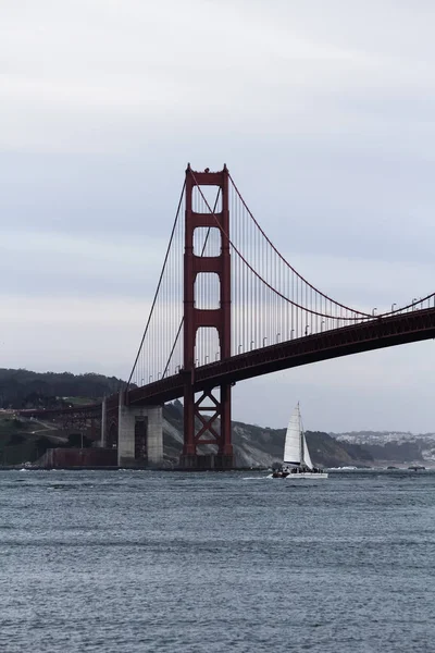 Golden Gate Köprüsü altında yelkenli katamaran — Stok fotoğraf