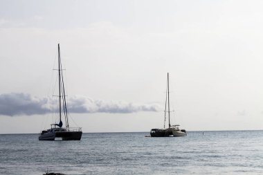 Çapa Kona Hawaii adlı iki Katamaran yelkenli