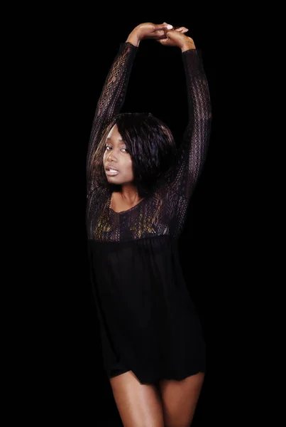 Vonzó afrikai-amerikai nő áll a hálóing — Stock Fotó