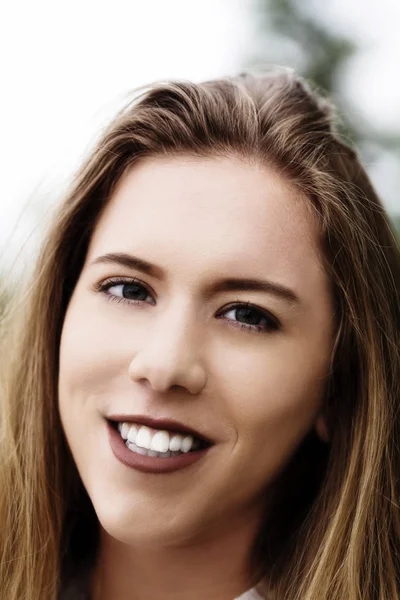 Adolescente caucásico mujer al aire libre sonriendo retrato primer plano —  Fotos de Stock