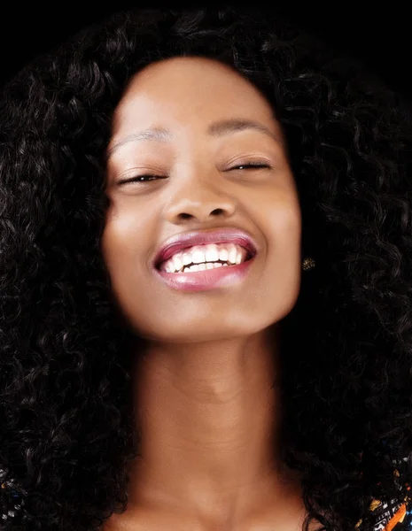 Grande sorriso atraente jovem afro-americano mulher — Fotografia de Stock