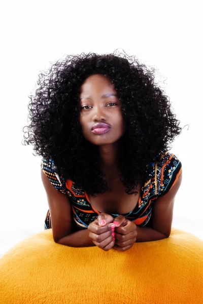 Afro-americano mulher inclinado no laranja fezes — Fotografia de Stock