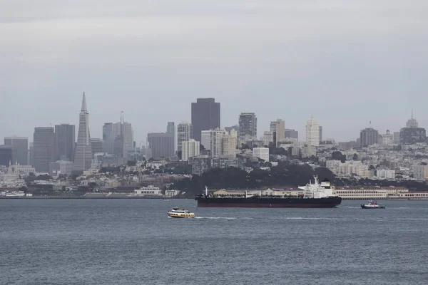 Lastfartyg som glider fram över viken framför San Francisco — Stockfoto