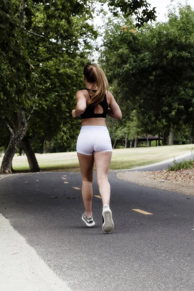 Branco teen mulher correndo no bicicleta caminho — Fotografia de Stock