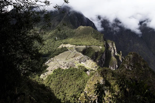 Далекий вид на Мачу-Пикчу руины инков из Huayna Picchu — стоковое фото