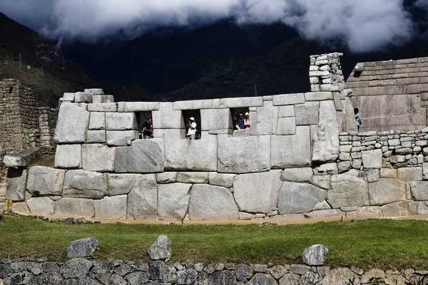 Machu Picchu tre fönster med turister och moln — Stockfoto