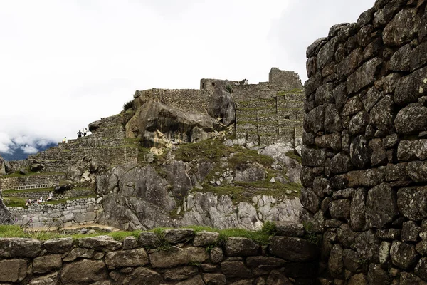 Machu Picchu inkaruiner Peru Sydamerika väggar med turister — Stockfoto