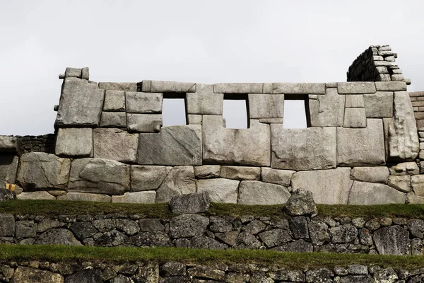 Stenen muur drie Windows Machu Picchu Peru Zuid-Amerika — Stockfoto