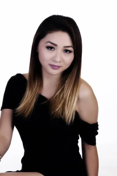 Atrakcyjne Asian American kobieta w czarnej sukni — Zdjęcie stockowe