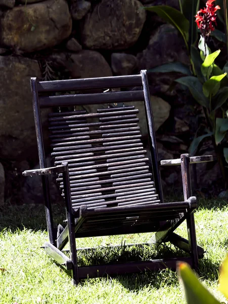 Cadeira de madeira preta sentada na grama Resort Peru — Fotografia de Stock