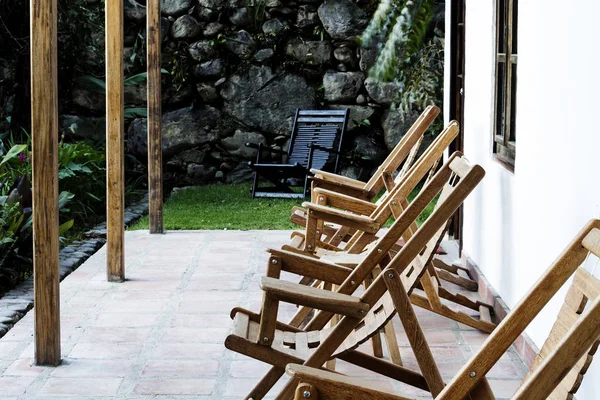 Cadeiras de convés no porch Resort Peru América do Sul — Fotografia de Stock