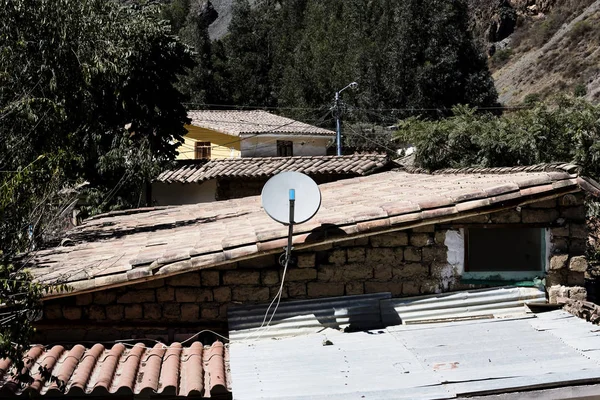 Televisie schotel op rode tegel dak Ollantaytambo Peru — Stockfoto