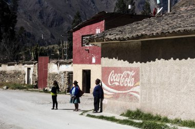 Otobüste köy yolunda Peru Güney Amerika için bekleyenler