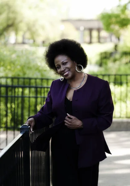 Mulher Africano-Americana de Idade Média Ao Ar Livre Parque Sorrindo — Fotografia de Stock