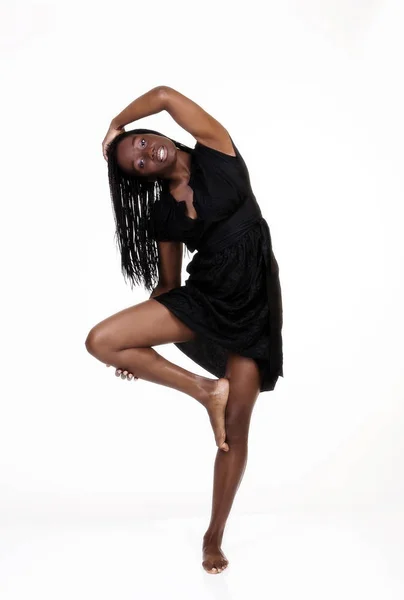 Afro-americana mujer de pie en vestido exagerado Pose —  Fotos de Stock