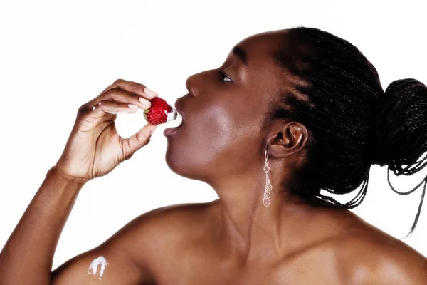 Perfil Attractive African American Woman With Strawberry — Fotografia de Stock