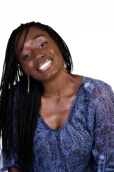 Sorrindo atraente afro-americano mulher molhada vestido — Fotografia de Stock