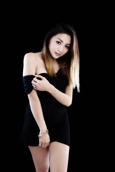 Attraktive asiatische Amerikanerin steht im schwarzen Kleid — Stockfoto