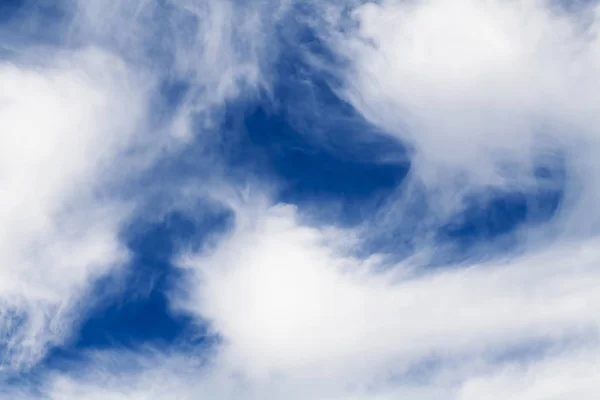 Spirála z bílé mraky na modré obloze — Stock fotografie