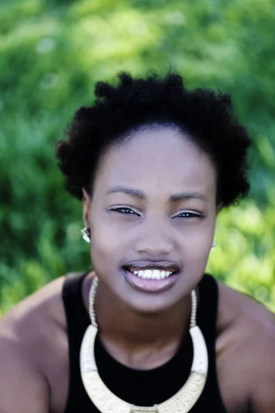 Retrato ao ar livre de menina adolescente afro-americana — Fotografia de Stock
