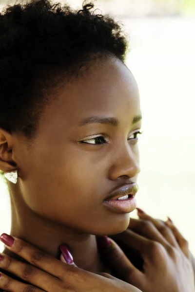 Utomhus porträtt attraktiva African American Teen flicka — Stockfoto